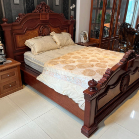 Giường ngủ Nữ hoàng gỗ Gõ đỏ tự nhiên 1m8 lộng lẫy và quý phái, tạo điểm nhấn ấn tượng, cuốn hút cho không gian phòng ngủ